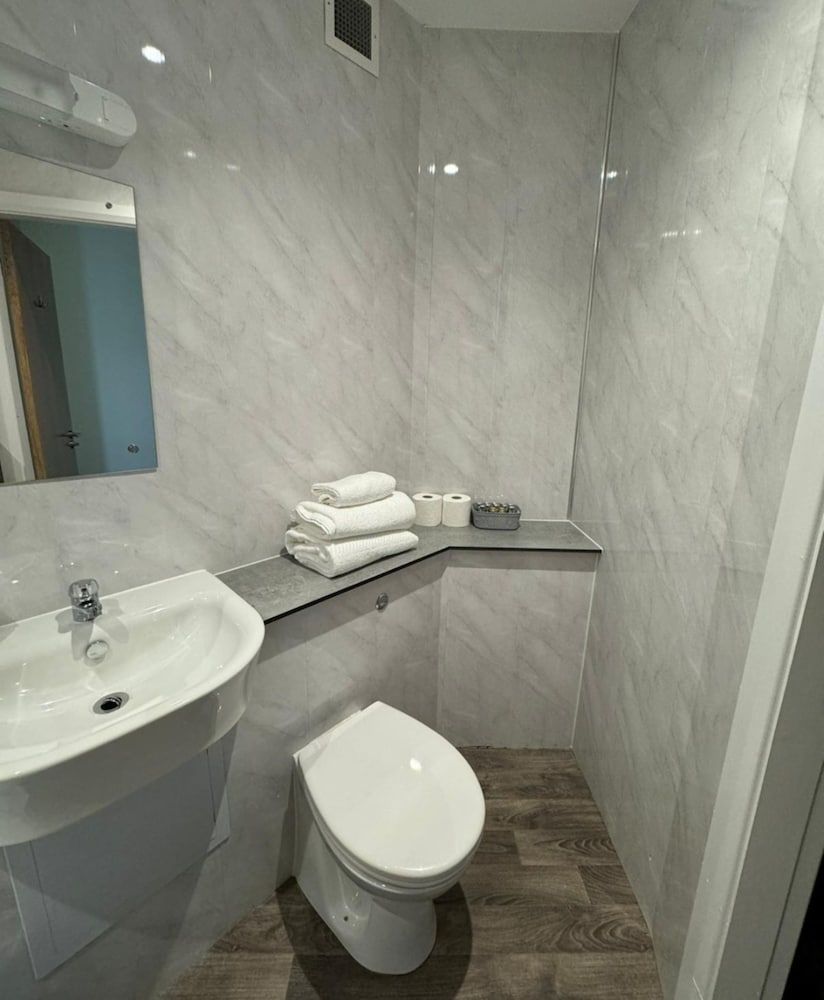 Britannia Inn Glasgow Standard Twin Room 7