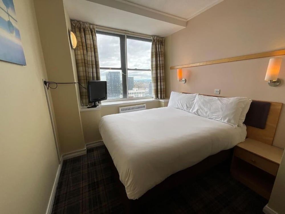 undefined Britannia Inn Glasgow 5
