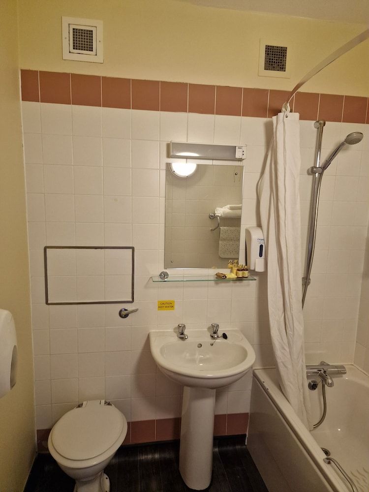 Britannia Inn Glasgow Standard Twin Room 6