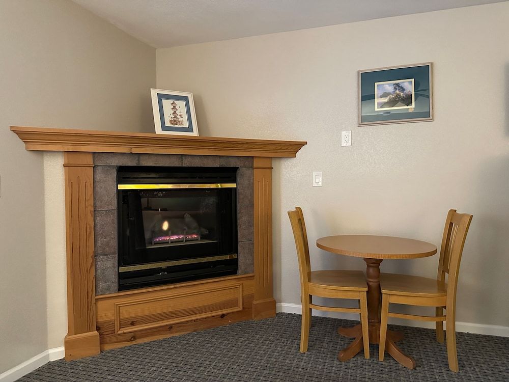 Bluebird Inn Deluxe Room, 1 King Bed, Fireplace 5