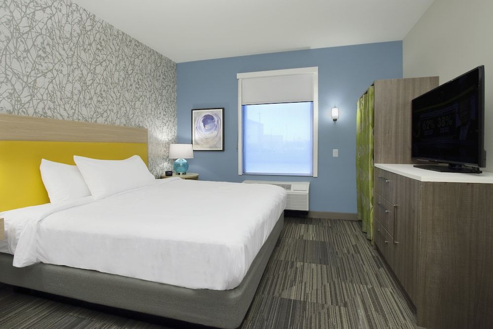 Suite, 1 King Bed, Accessible (Roll-In Shower)