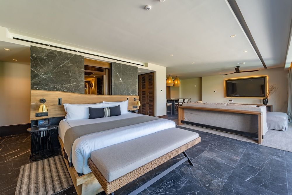Master Suite Swim Out Tropical View