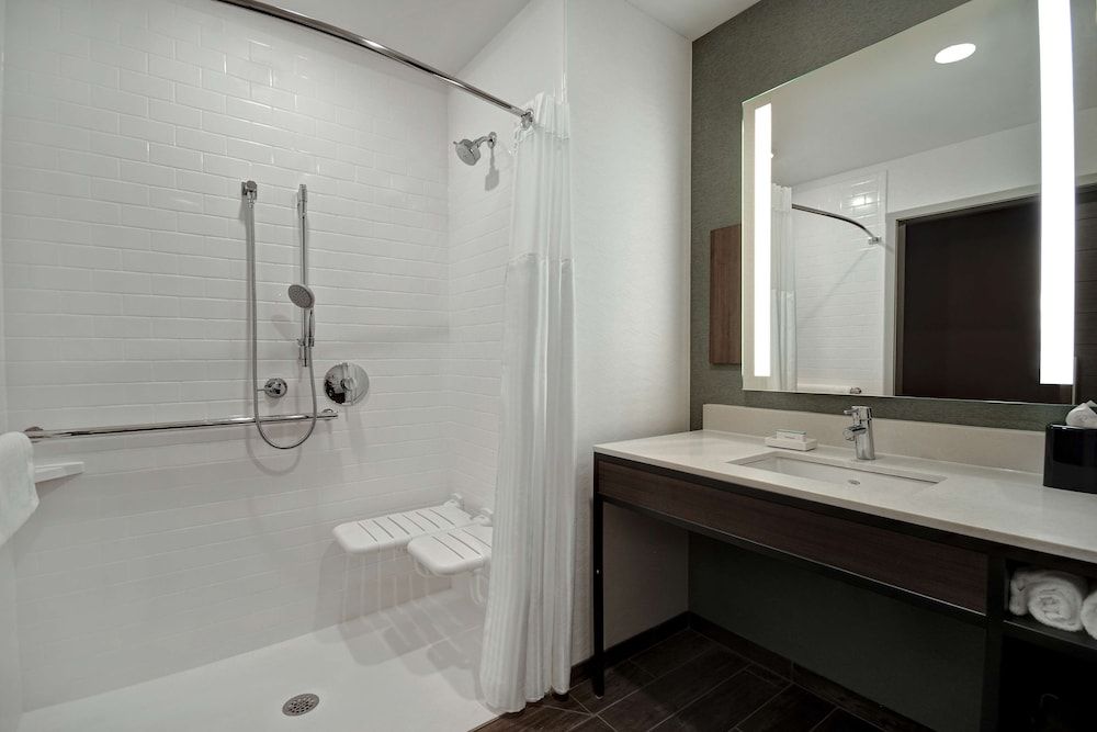 Room, 2 Queen Beds, Accessible (Roll-In Shower)