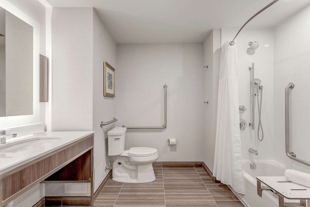 Hilton Garden Inn Toronto Brampton West Room, 1 King Bed, Accessible (Mobility & Hearing, Roll-in Shower) 5
