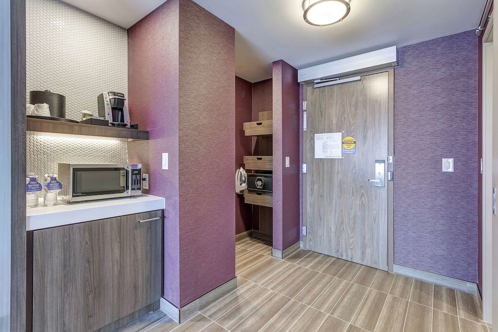 Hilton Garden Inn Toronto Brampton West Room, 1 King Bed, Accessible (Mobility & Hearing, Roll-in Shower) 4