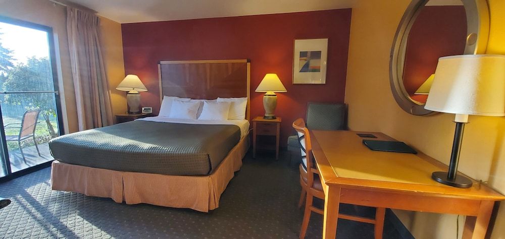 Olympic View Inn One King Executive (No Pets) 3