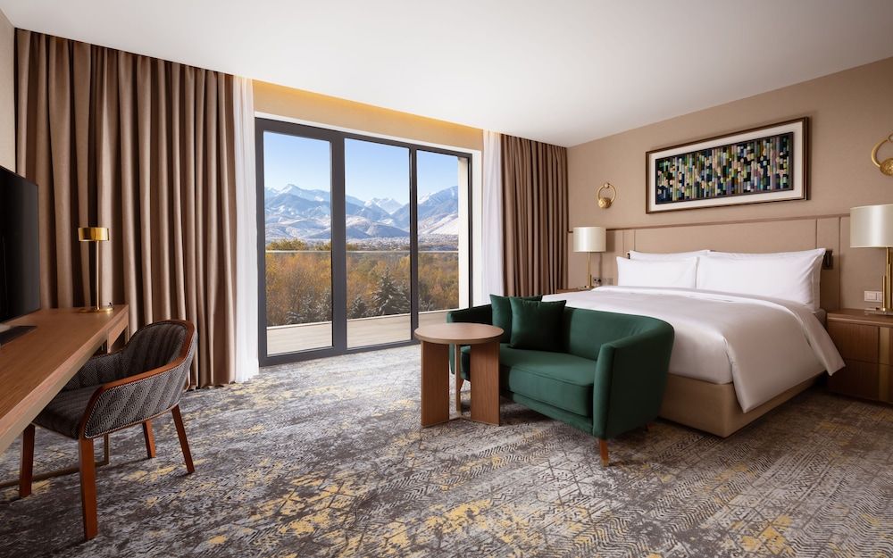 Executive Suite, 1 King Bed, Mountain View (Panoramic)