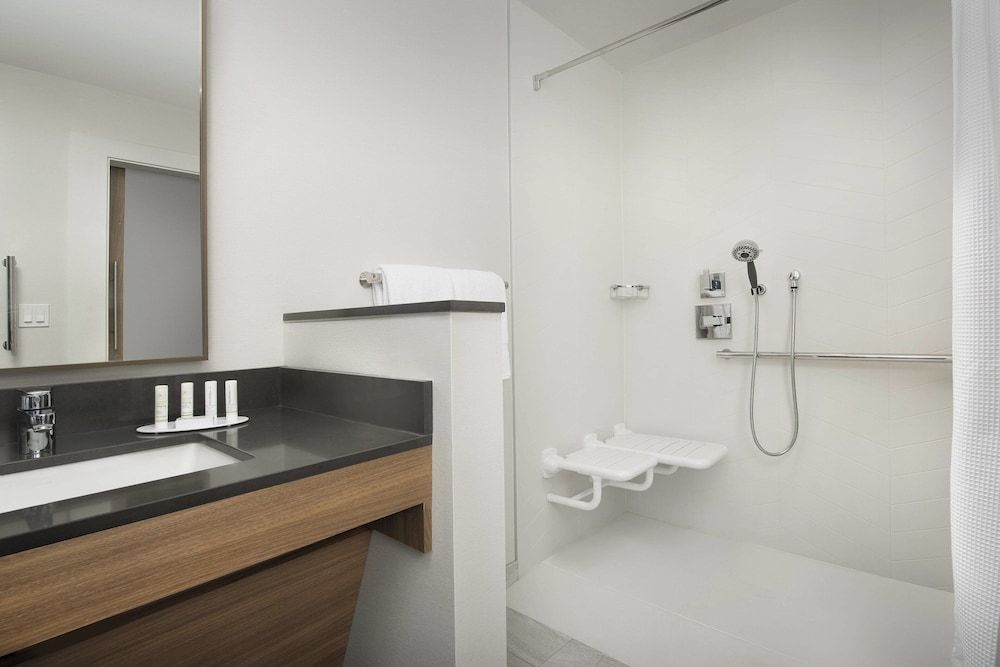 Room, 1 King Bed (Mobility/Hearing Access, Roll-In Shwr)