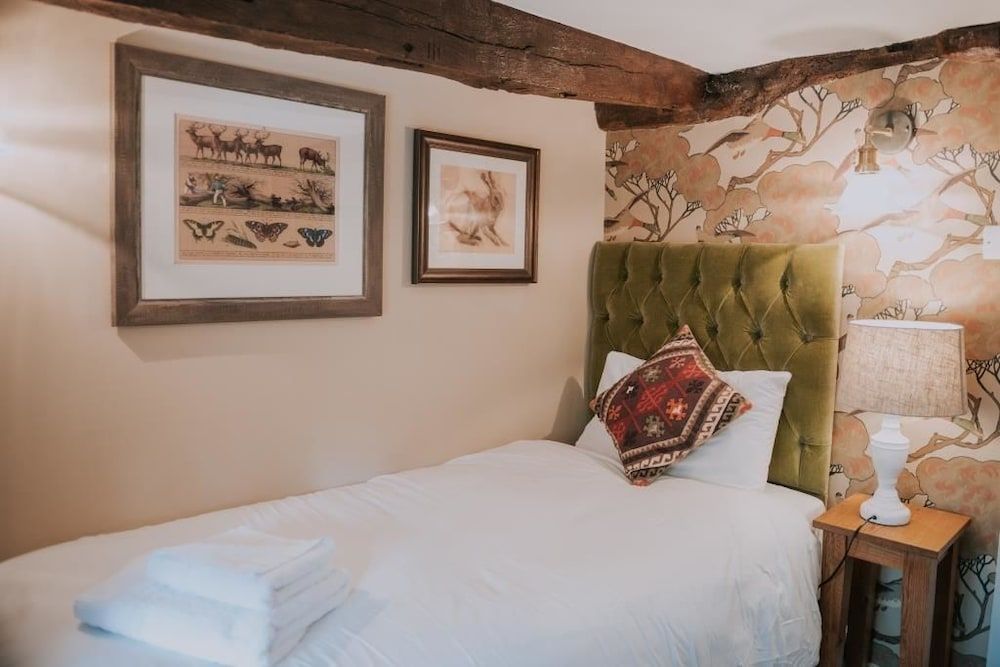 The Falkland Arms Single Room, Ensuite (room 2)