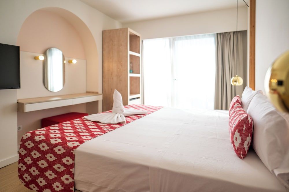 Superior Double Room Single Use, Balcony, Pool View (Feng Shui)