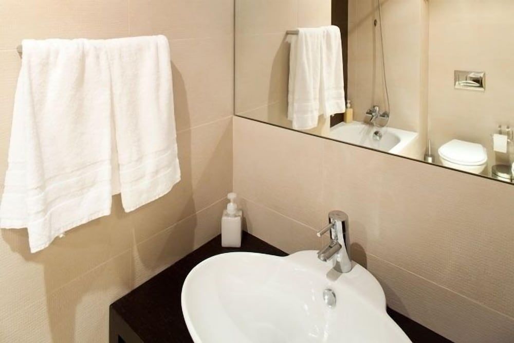 The Lisbonaire Apartments Junior Studio 7