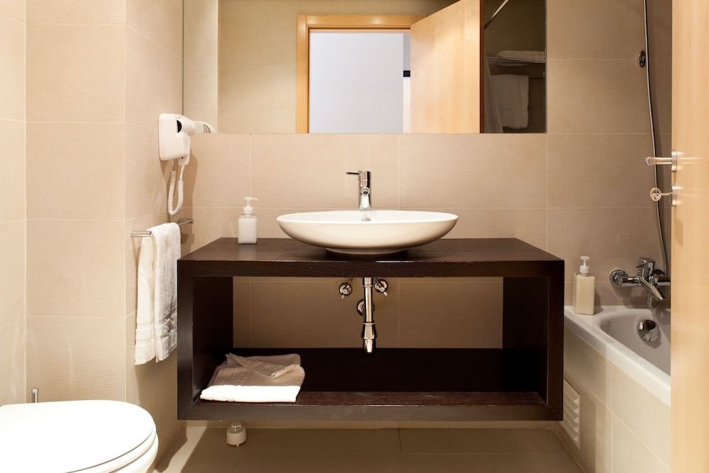 The Lisbonaire Apartments Junior Studio 4