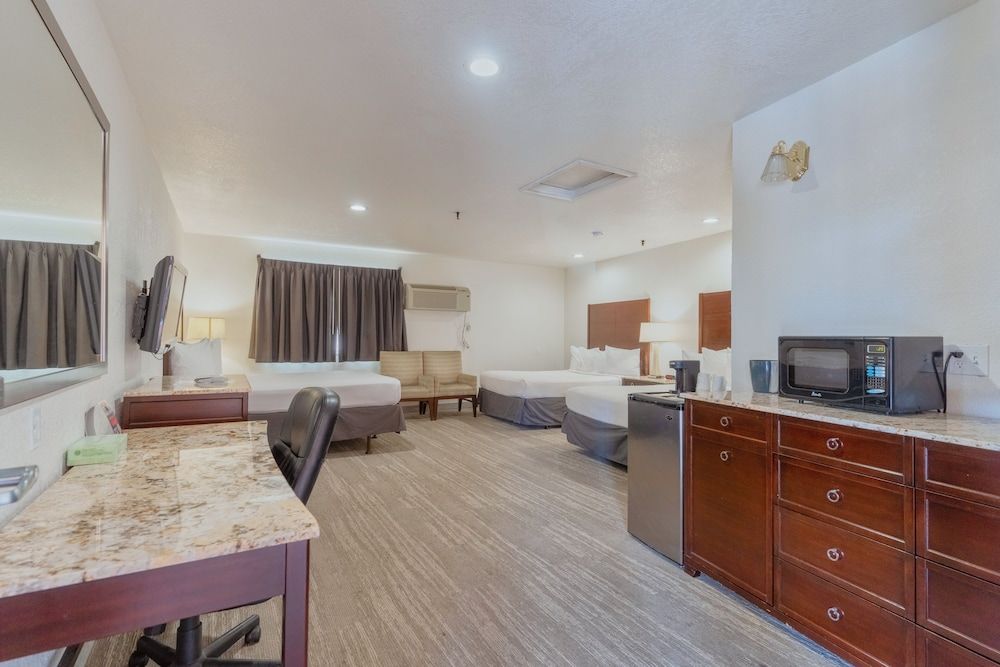 The Yosemite Inn Standard Triple Queen 19