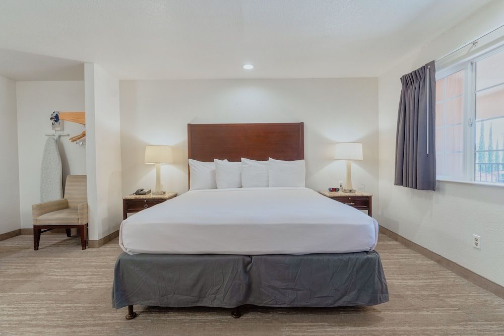 The Yosemite Inn Standard King 3