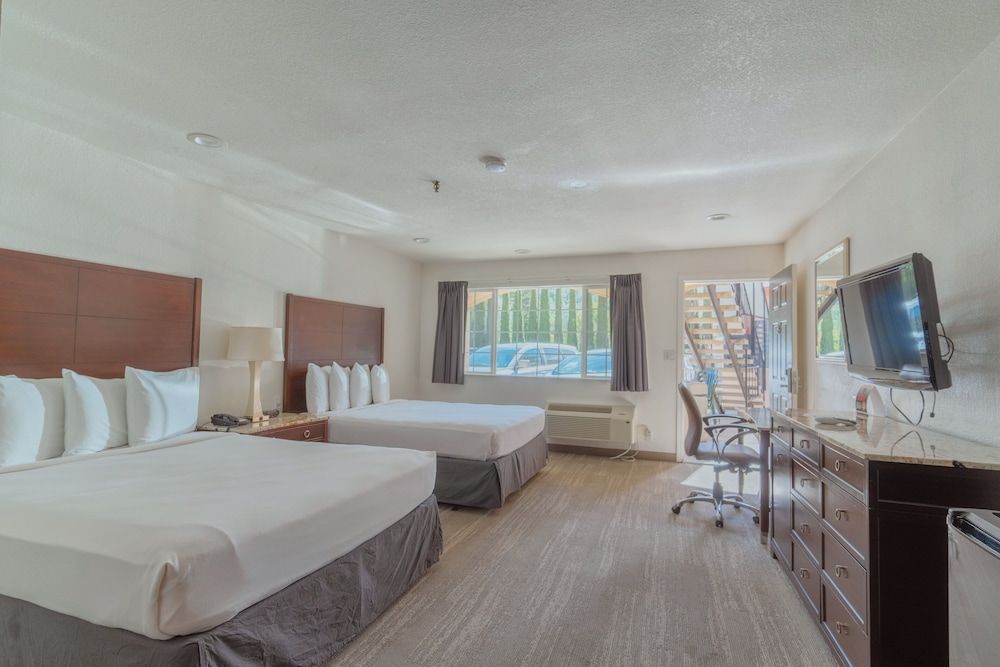 The Yosemite Inn Standard Double Queen 6