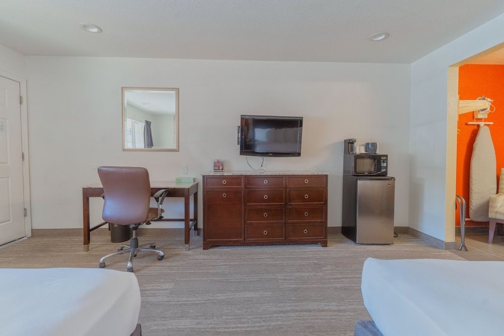 The Yosemite Inn Standard Double Queen 18