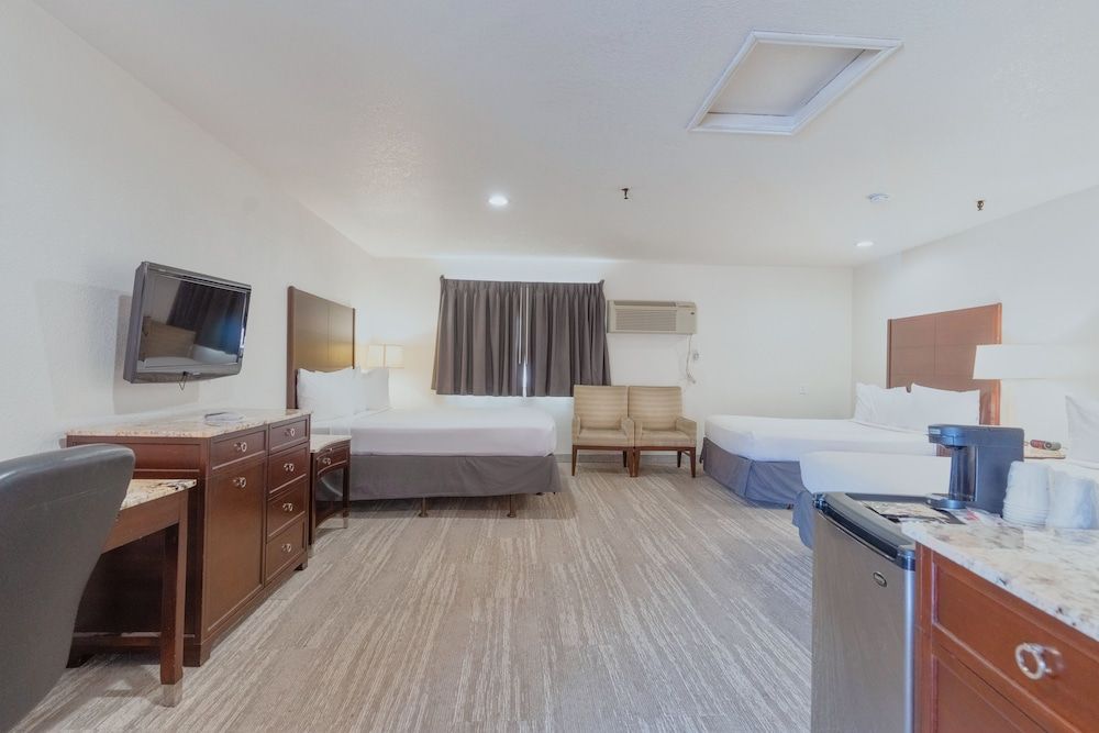 The Yosemite Inn Standard Triple Queen 2