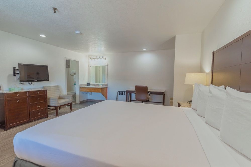 The Yosemite Inn Standard King 4