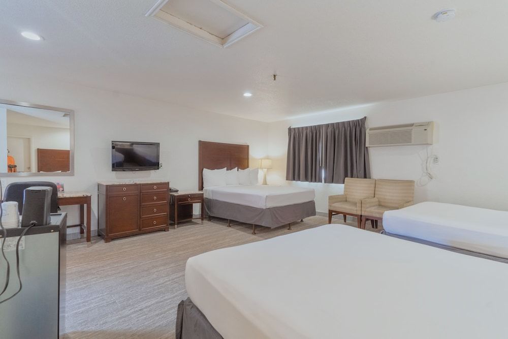 The Yosemite Inn Standard Triple Queen 6