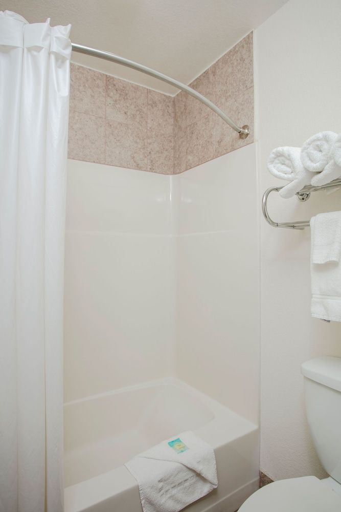 The Yosemite Inn Standard Double Queen 17