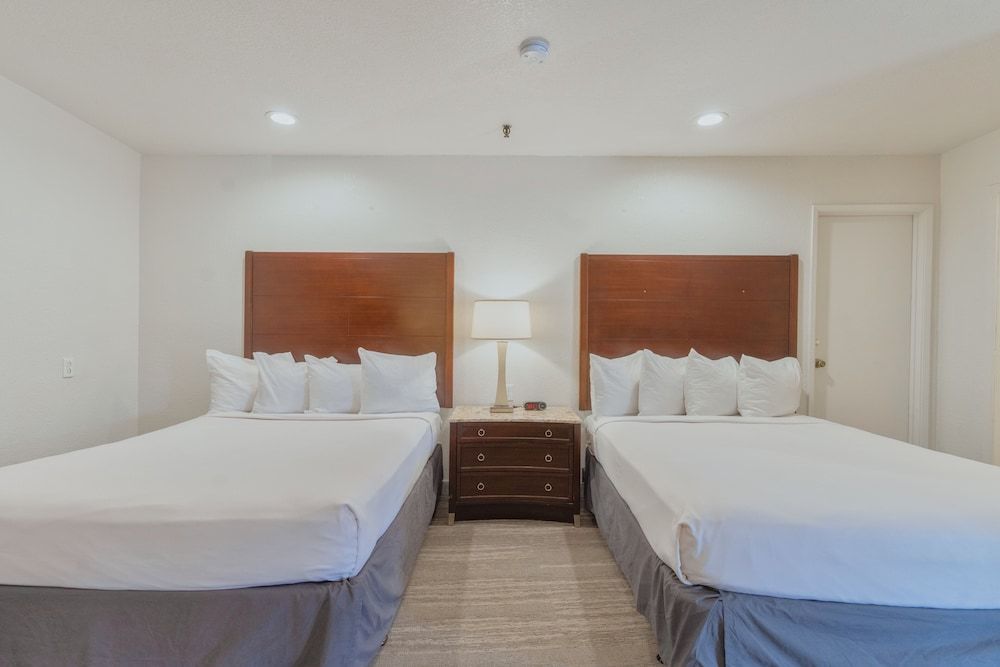 The Yosemite Inn Standard Triple Queen 4