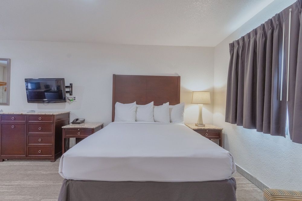 The Yosemite Inn Standard Triple Queen 3