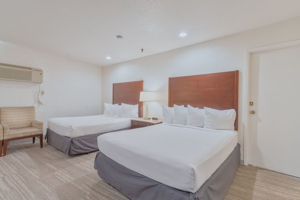 The Yosemite Inn Standard Triple Queen 5