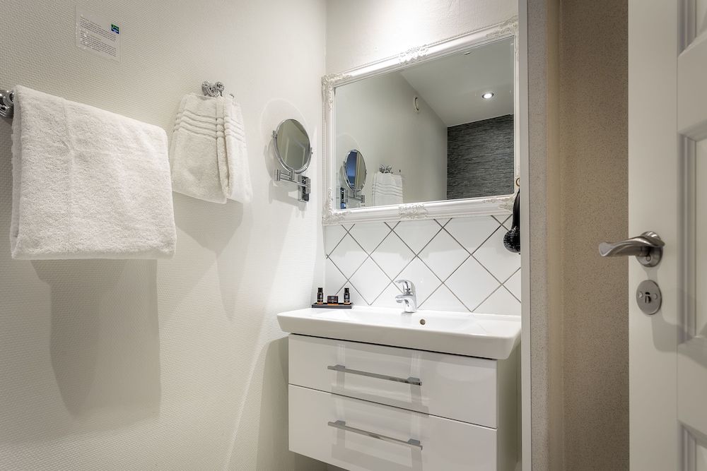 Hotel Tiffany Standard Room 10