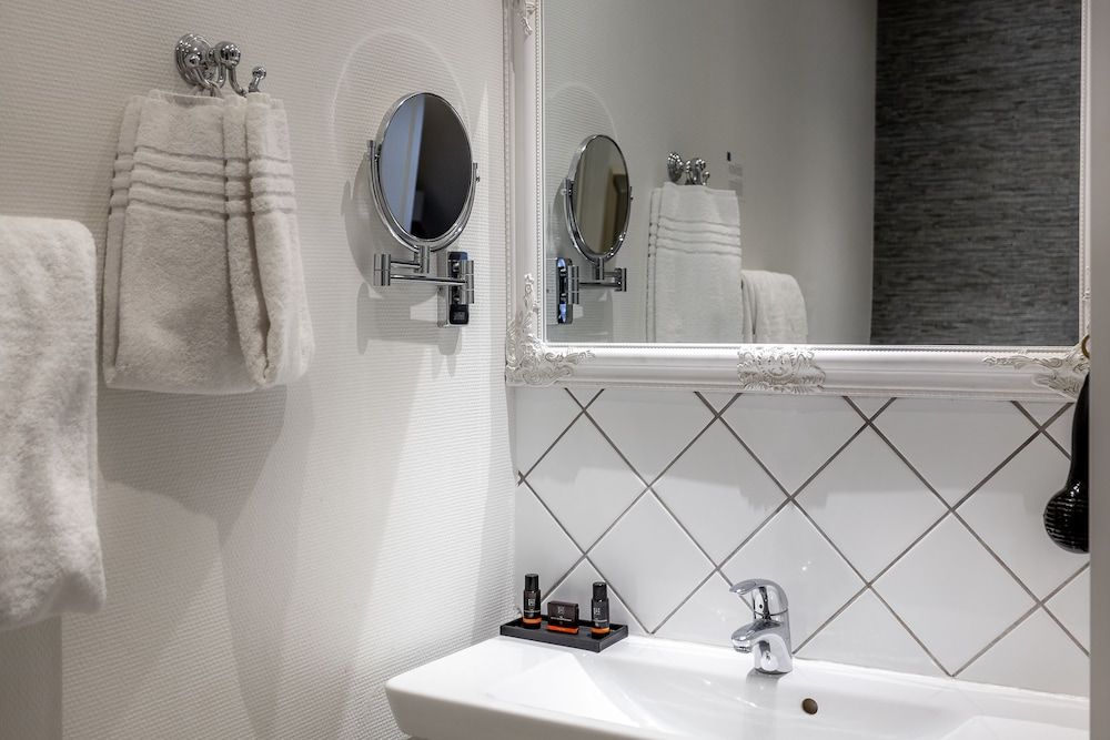 Hotel Tiffany Standard Room 9