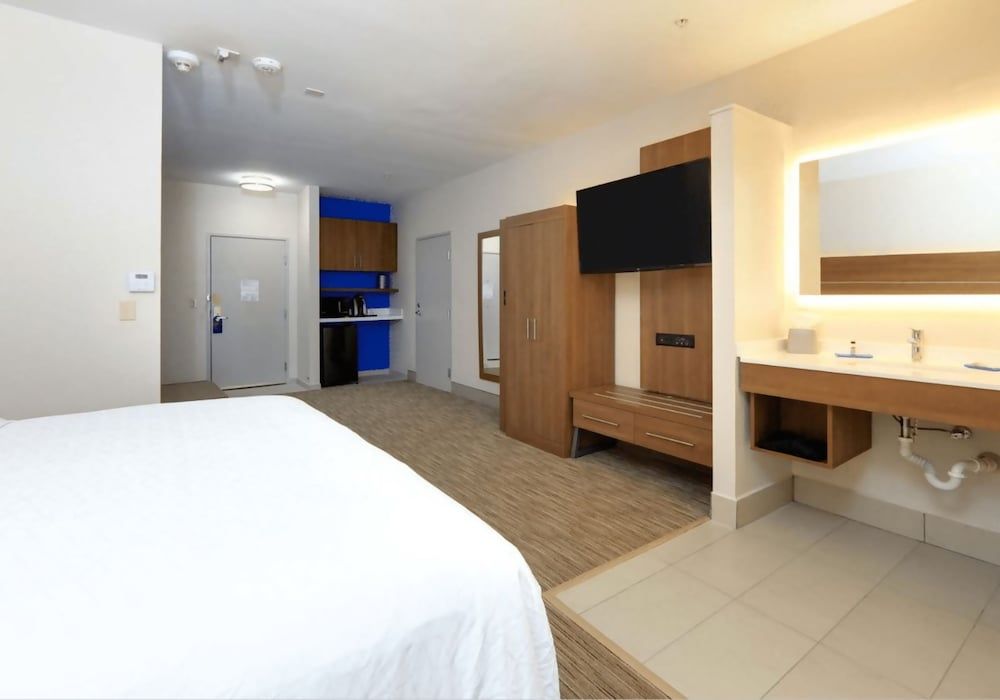 Suite, 1 King Bed, Accessible Bathtub (Communications)