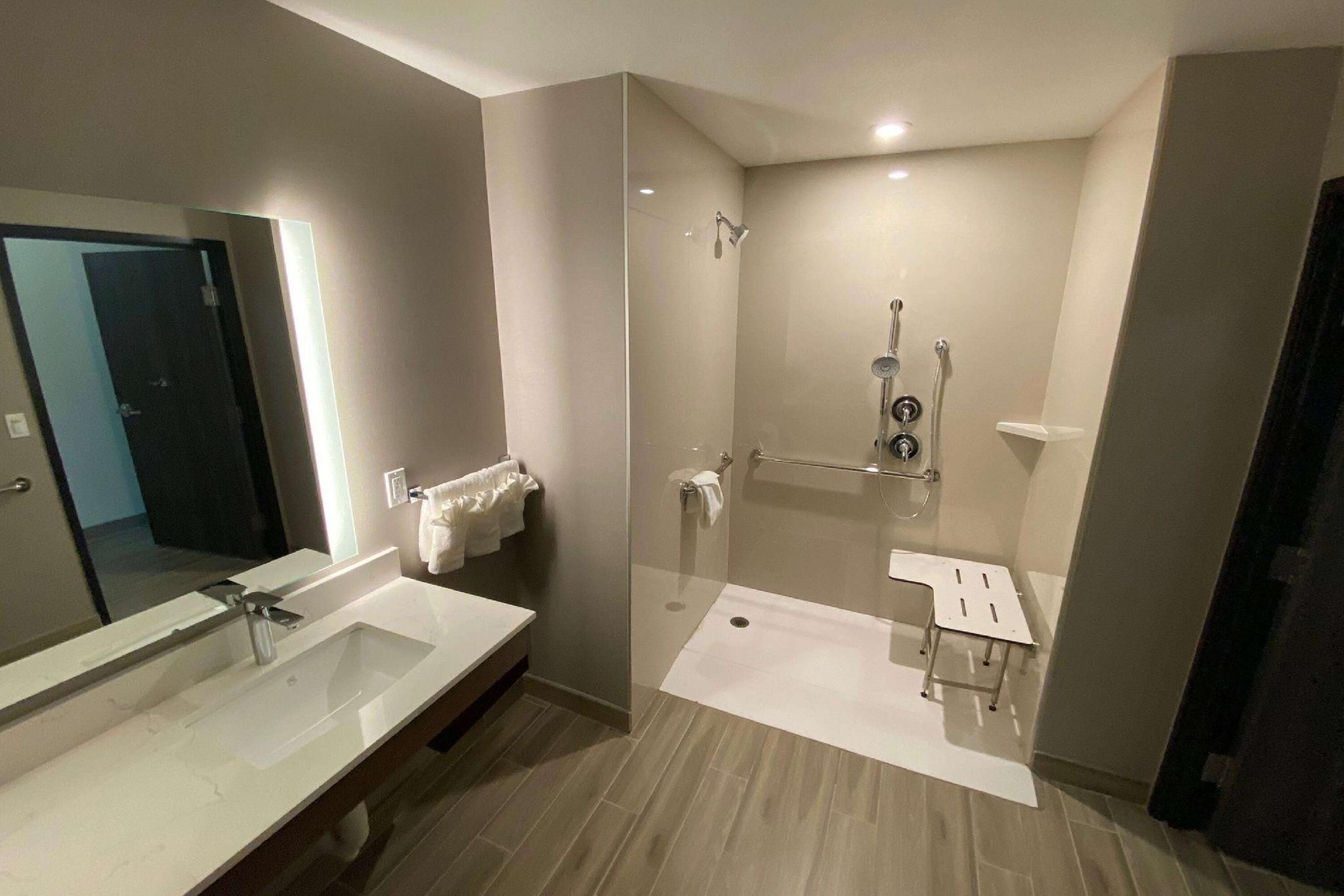 undefined La Quinta Inn & Suites by Wyndham Santa Cruz 7