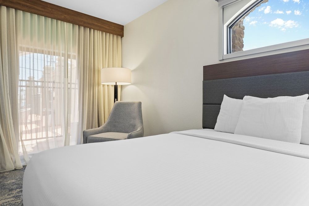 undefined La Quinta Inn & Suites by Wyndham Santa Cruz 6