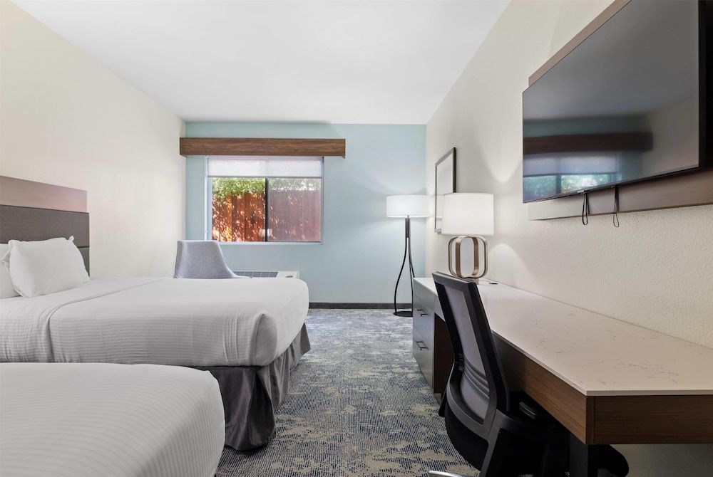 La Quinta Inn & Suites by Wyndham Santa Cruz Room, 2 Queen Beds, Non Smoking 5