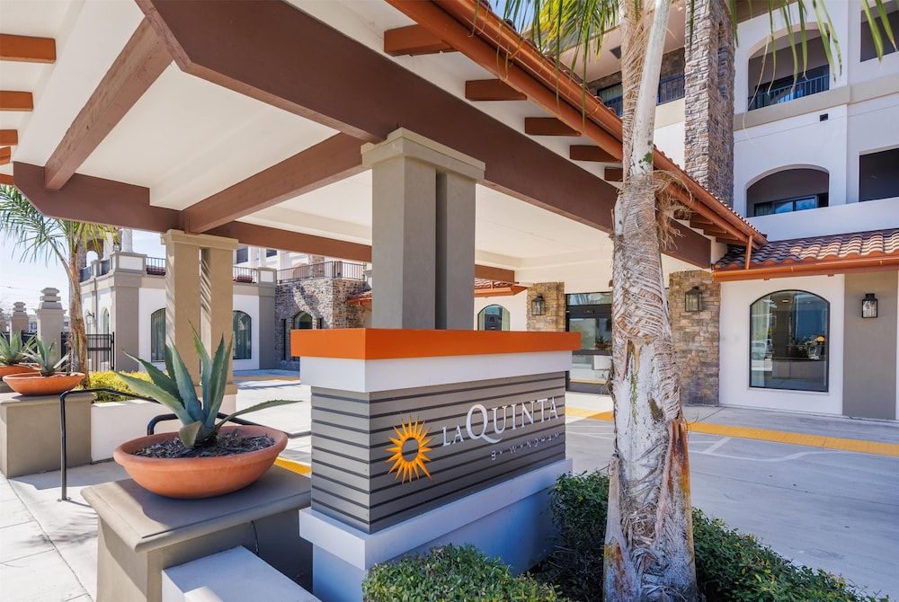 undefined La Quinta Inn & Suites by Wyndham Santa Cruz 4
