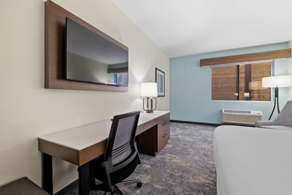 undefined La Quinta Inn & Suites by Wyndham Santa Cruz 8