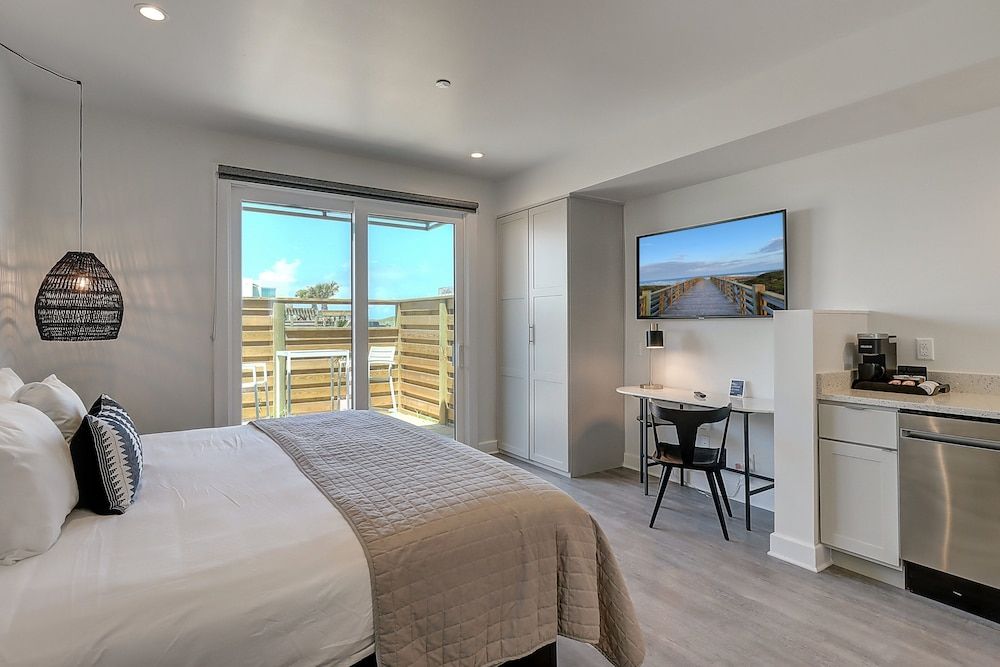Standard Studio, King and Sofa Bed, Pool View, Patio