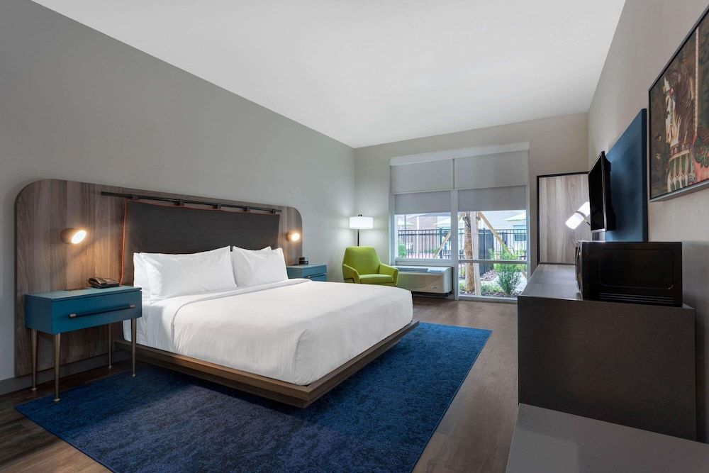 TRYP by Wyndham Orlando Room, 1 King Bed, Accessible, Non Smoking (Hearing Impaired) 3