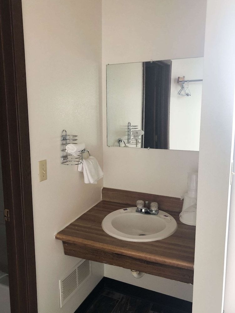 Motel 6 Missoula, MT - Wye - Travel Plaza Standard Room, 2 Double Beds, Accessible, Non Smoking 4