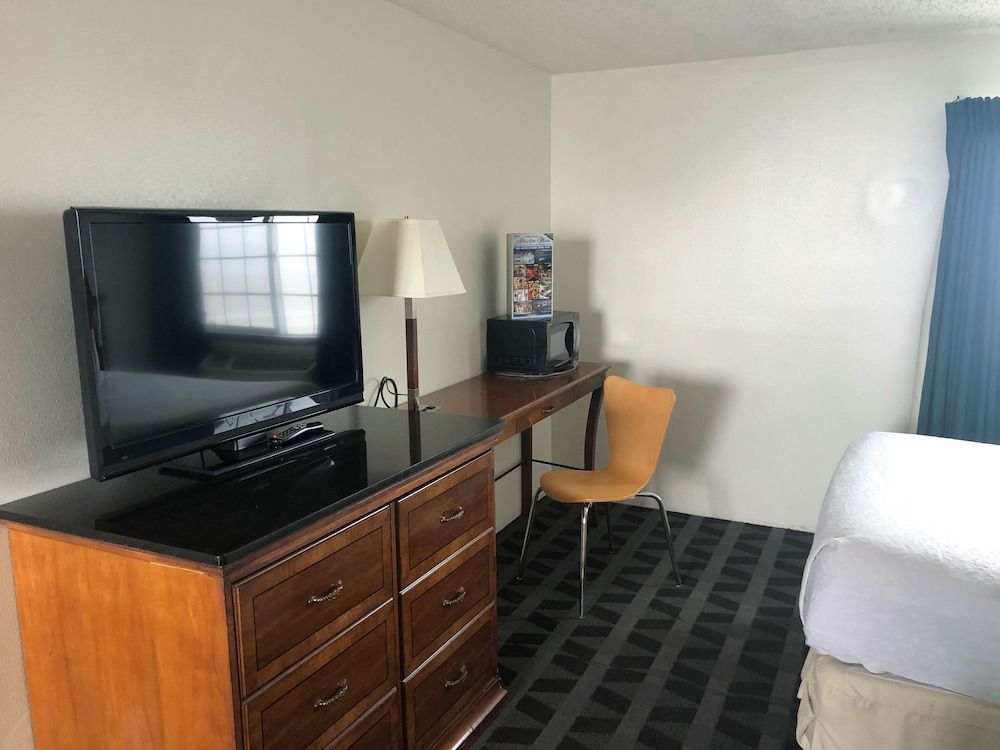 Motel 6 Missoula, MT - Wye - Travel Plaza Standard Room, 1 King Bed, Non Smoking, Refrigerator 2