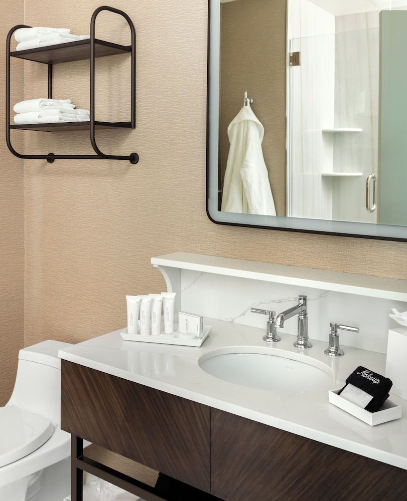 Chateau Grande Hotel Accessible Double Queen 4