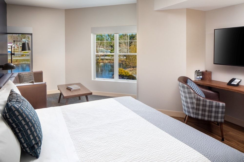 voco Saranac Lake NY - Waterfront by IHG Premium Room, 1 King Bed, Lake View