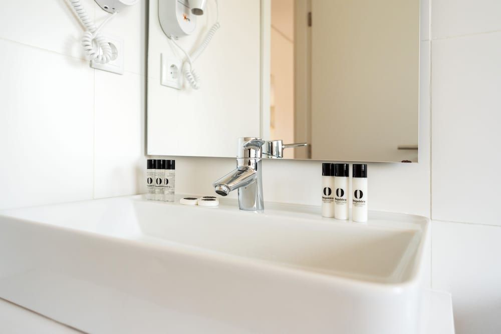 Hotel Canada Twin Room 4