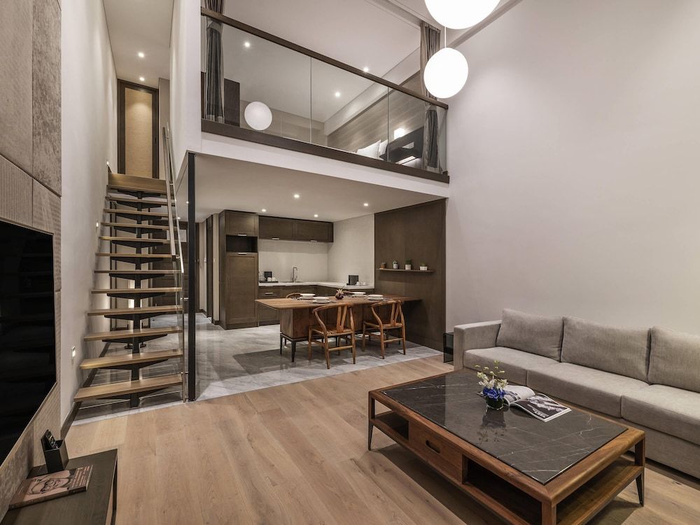 Novotel Suites Shanghai Hongqiao Hotel Superior Suite, 1 King Bed (Duplex) 3