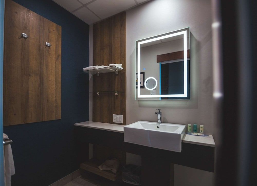 Quality Hotel & Conference Centre Suite, 1 King Bed, Non Smoking 7