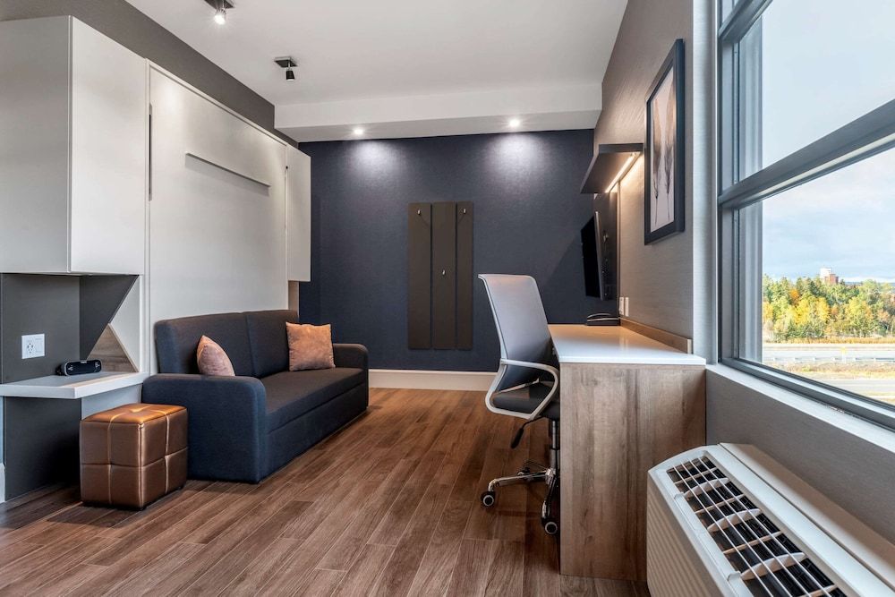 Quality Hotel & Conference Centre Suite, 1 King Bed, Non Smoking 10