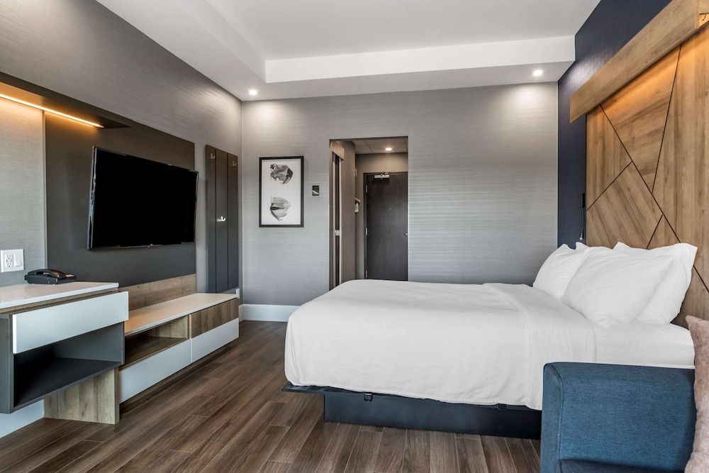 Quality Hotel & Conference Centre Standard Room, 1 Queen Bed with Sofa bed, Non Smoking 3