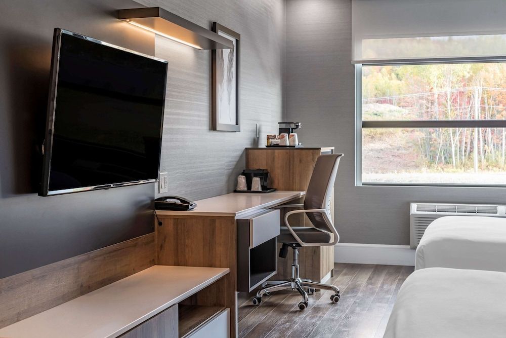 Quality Hotel & Conference Centre Standard Room, 2 Queen Beds, Non Smoking 6