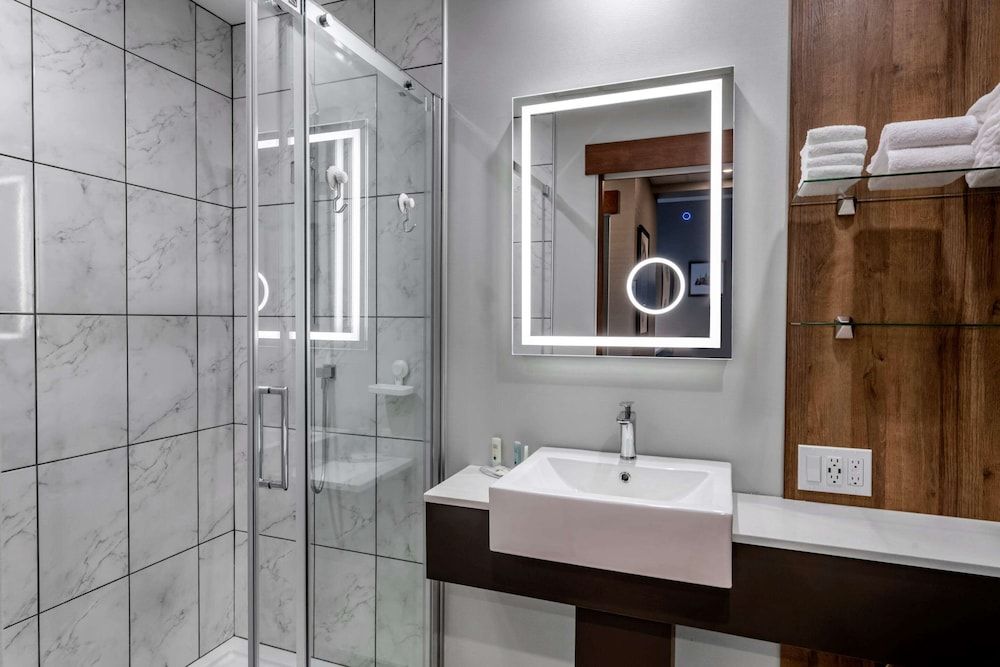 Quality Hotel & Conference Centre Standard Room, 2 Queen Beds, Non Smoking 5