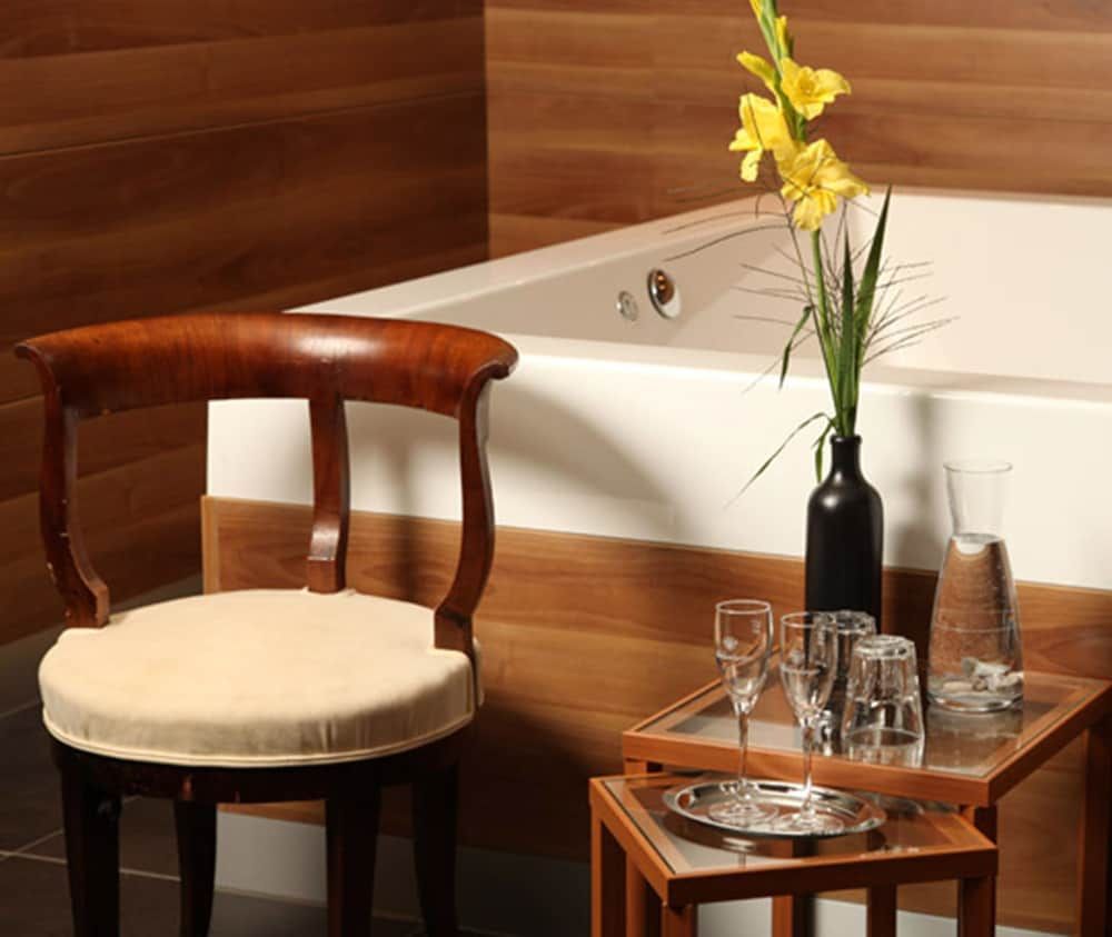 Deep Soaking Bathtub