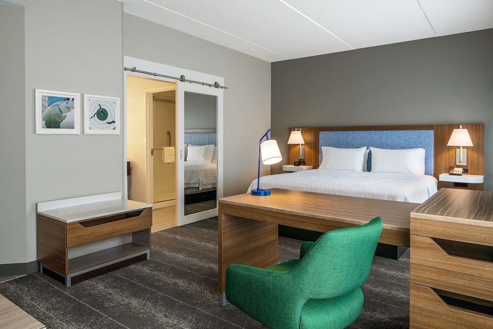 Suite, 1 King Bed, Accessible, Non Smoking (Hearing)
